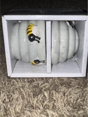 DI Beehive Ceramic Salt And Pepper Shakers - Unique!!